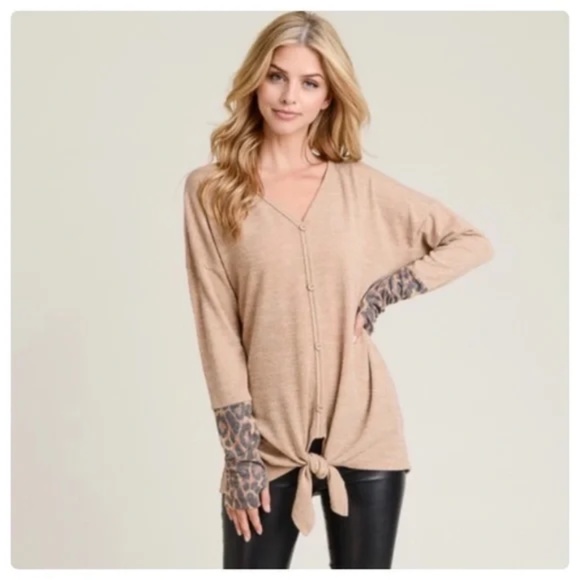 "The Jen" Beige Leopard Print Thumb Hole Top - Picture 3 of 5